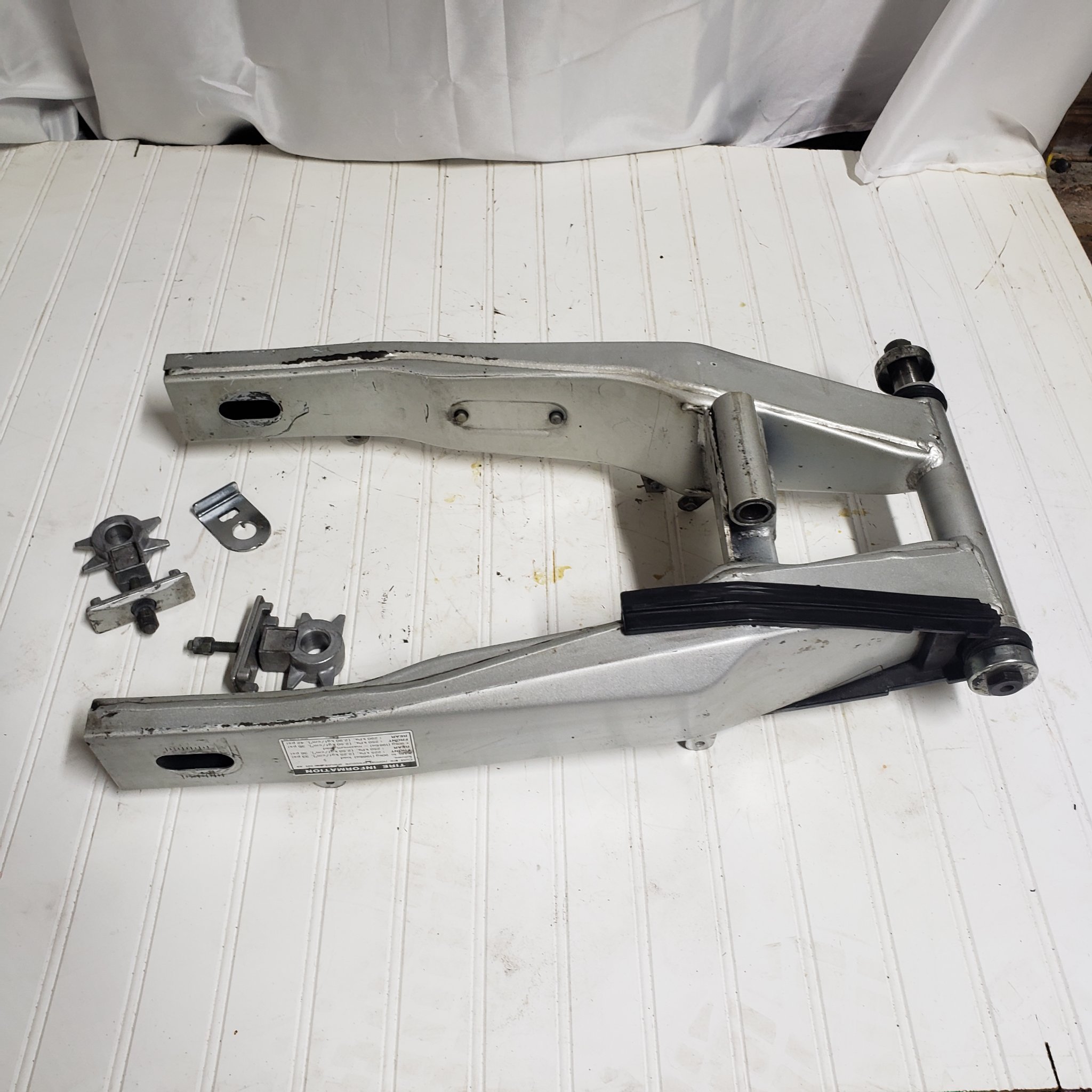 2001 YAMAHA YZF600R REAR SWING ARM OEM 4JH-22110-00-35
