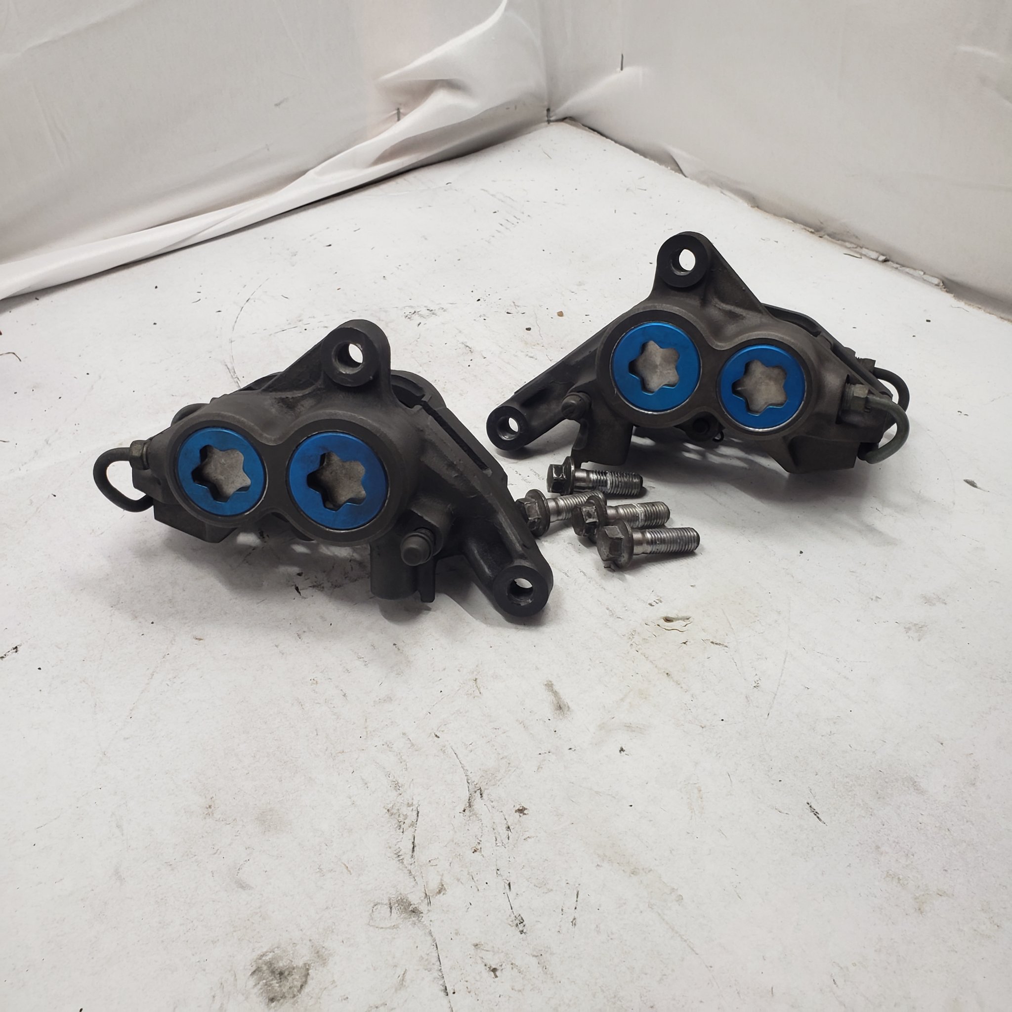 2001 YAMAHA YZF600R FRONT BRAKE CALIPERS OEM 4SV-2580T-00-00 4SV-2580U-00-00