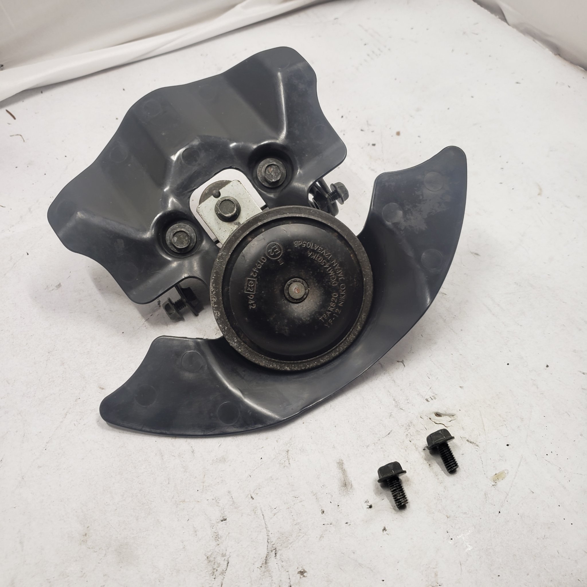 2001 YAMAHA YZF600R OEM HORN COVER PANEL 4TV-23818-00-00