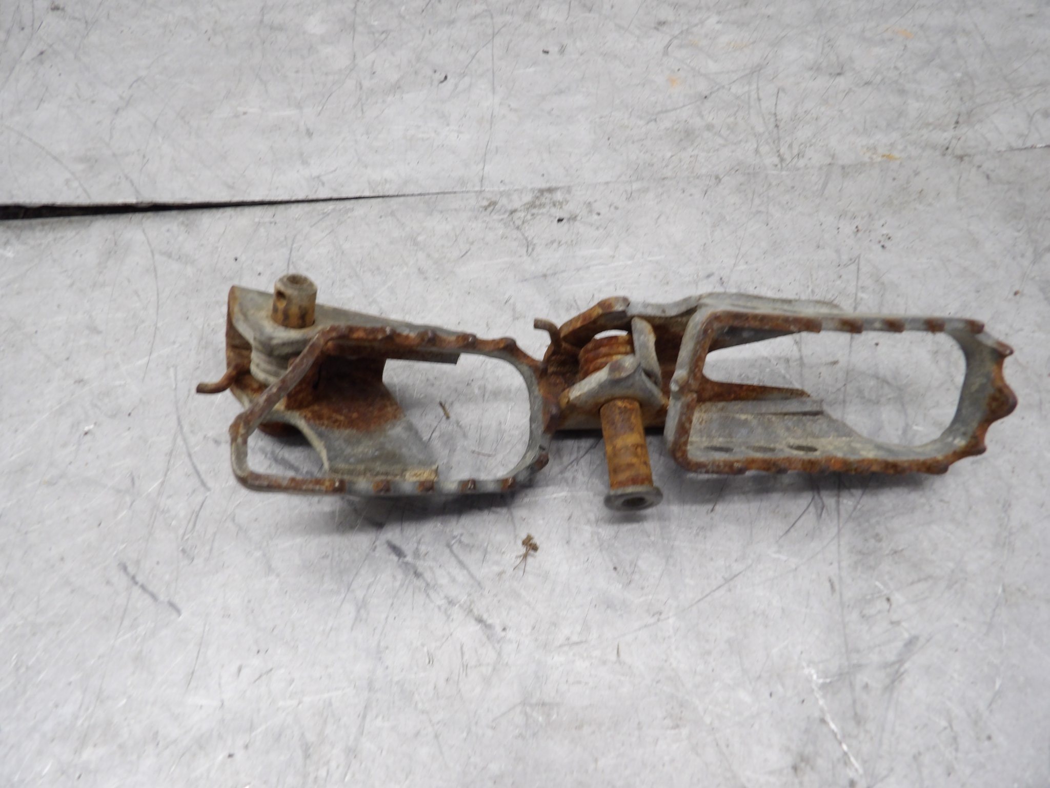 2008 Yamaha TTR125E OEM Foot Pegs Left Right Footrest Pedals Set 1B2-F7411-00-00